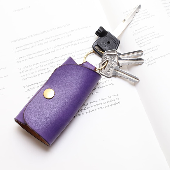 Minimal UV紫手染植鞣牛皮革手工純銅五金環扣鑰匙包 第5張的照片
