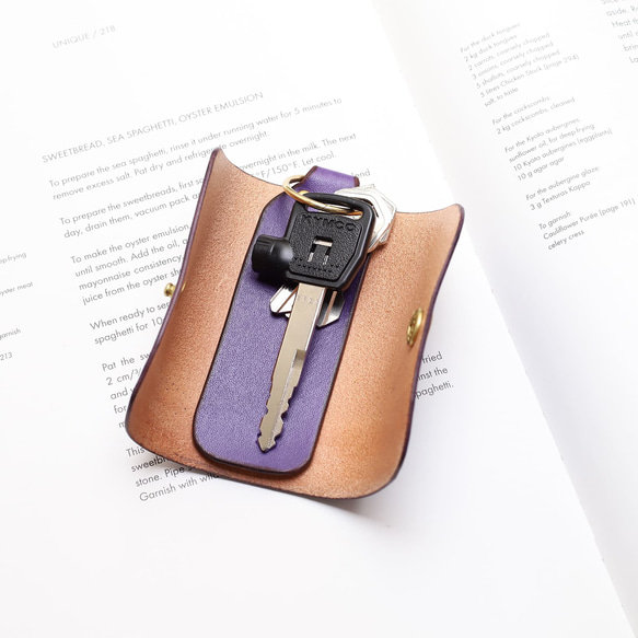 Minimal UV紫手染植鞣牛皮革手工純銅五金環扣鑰匙包 第4張的照片