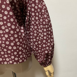 小さな襟とボリューム袖のレトロなブラウス  （エンジ×小花） 6枚目の画像
