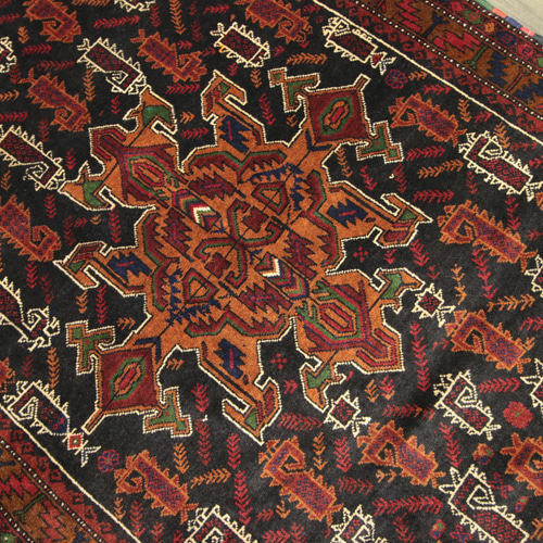 ③オールド絨毯 手織り クッション ヴィンテージ バルーチ族 トライバルラグ 茶系のアンティークトライバルラグ ペルシアンバルーチ絨毯 オールド