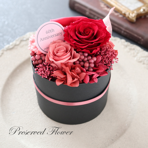 選べるメッセージ｜バラとカーネーションのコンパクトなフラワーボックス｜誕生日・還暦祝い・退職祝い等　pre.049 1枚目の画像