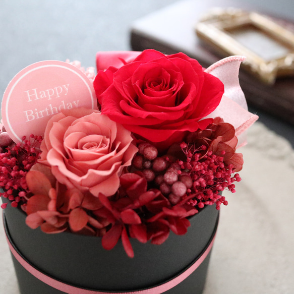 選べるメッセージ｜バラとカーネーションのコンパクトなフラワーボックス｜誕生日・還暦祝い・退職祝い等　pre.049 2枚目の画像