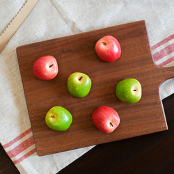 果物の革ブローチ（赤りんご/青りんご） 1枚目の画像