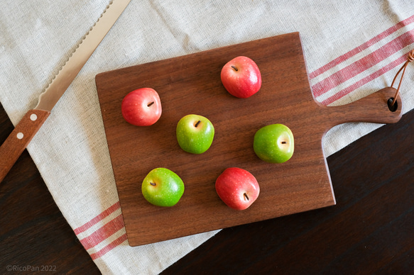 果物の革ブローチ（赤りんご/青りんご） 1枚目の画像
