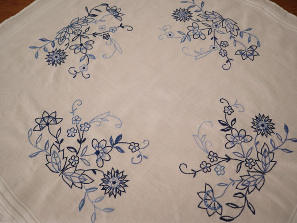 ドイツの手仕事/素敵な青いお花の手刺繍 生地 テーブルクロス　(ヴィンテージ 青糸刺繍) 4枚目の画像