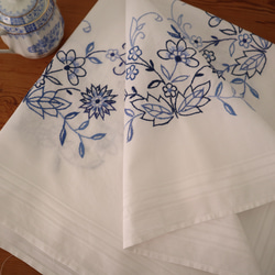 ドイツの手仕事/素敵な青いお花の手刺繍 生地 テーブルクロス　(ヴィンテージ 青糸刺繍) 9枚目の画像