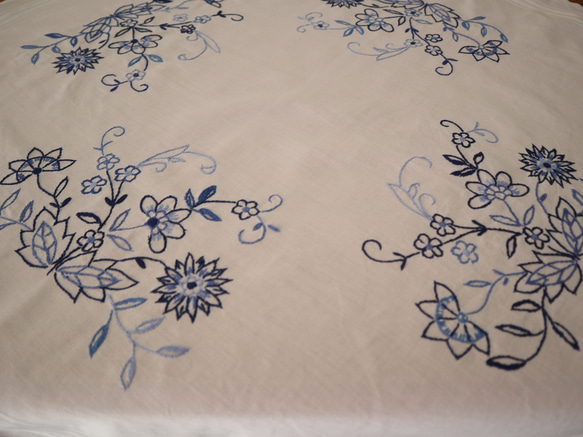 ドイツの手仕事/素敵な青いお花の手刺繍 生地 テーブルクロス　(ヴィンテージ 青糸刺繍) 5枚目の画像