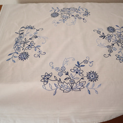 ドイツの手仕事/素敵な青いお花の手刺繍 生地 テーブルクロス　(ヴィンテージ 青糸刺繍) 2枚目の画像