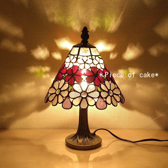 ステンドグラス花模様のランプ（ファンタジーフラワー） (LP-01-6)＜シェイド　レッド　クリーム＞ 1枚目の画像