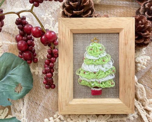 67.クリスマス アート作品 フレーム付き 刺繍フレーム】クリスマスツリー リネン生地のデザイン刺繡額