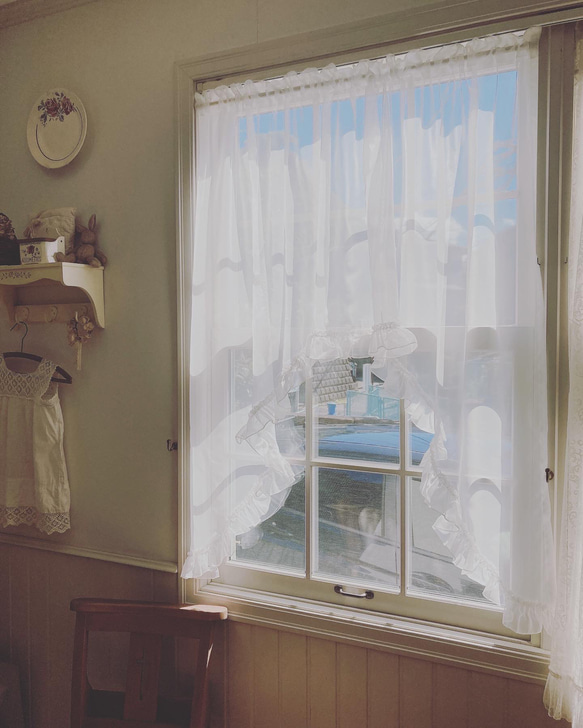 イギリスVintage　フリル　生成りのアーチ型カフェカーテン アーチ型フリルカフェカーテン＊ カーテン La chambre d'Andy