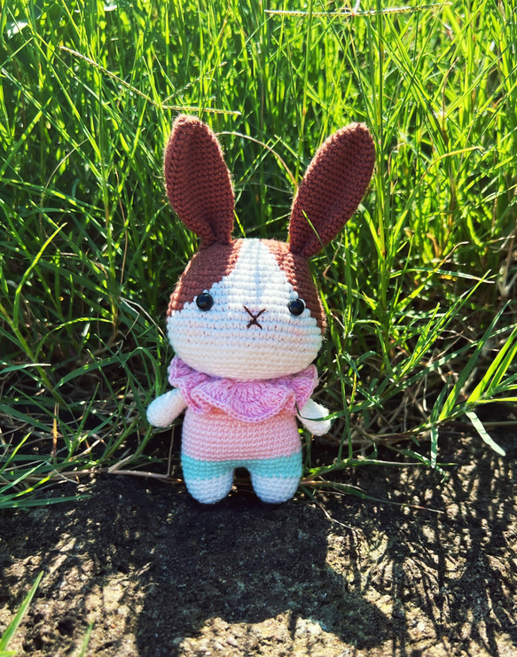 かわいいモモウサギ　兎編みぐるみ　癒し系　楽しい夏モモ変装　ストラップ/バッグチャーム/置物 2枚目の画像