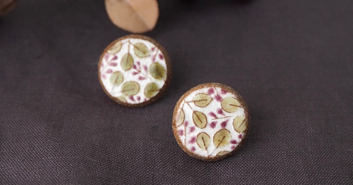 あたたかみ感じる 陶器のアクセサリー・ブローチ｜ハンドメイド