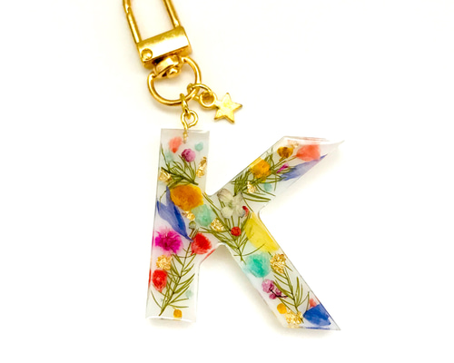 イニシャルキーホルダー カラフルフラワー キーホルダー おしげ♡ 通販