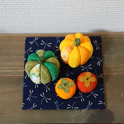 秋の季節飾りY2-3 木目込みかぼちゃ 柿 ちりめん細工 秋 置物