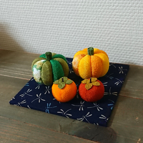 秋の季節飾りY2-3 木目込みかぼちゃ 柿 ちりめん細工 秋 置物