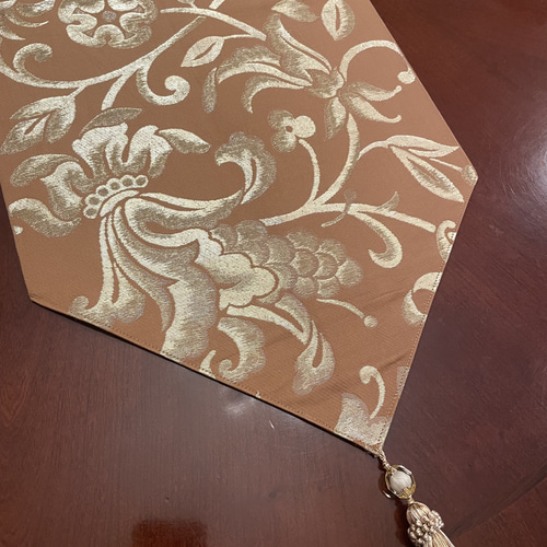 テーブルランナー(高級正絹袋帯リメイク)タッセル付き 豪華な刺繍の袋帯で作ったタッセル付きの正絹テーブルランナー