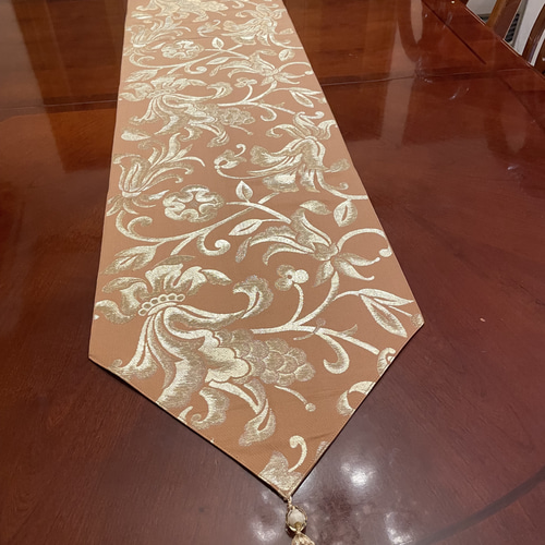 テーブルランナー(高級正絹袋帯リメイク)タッセル付き 豪華な刺繍の袋帯で作ったタッセル付きの正絹テーブルランナー