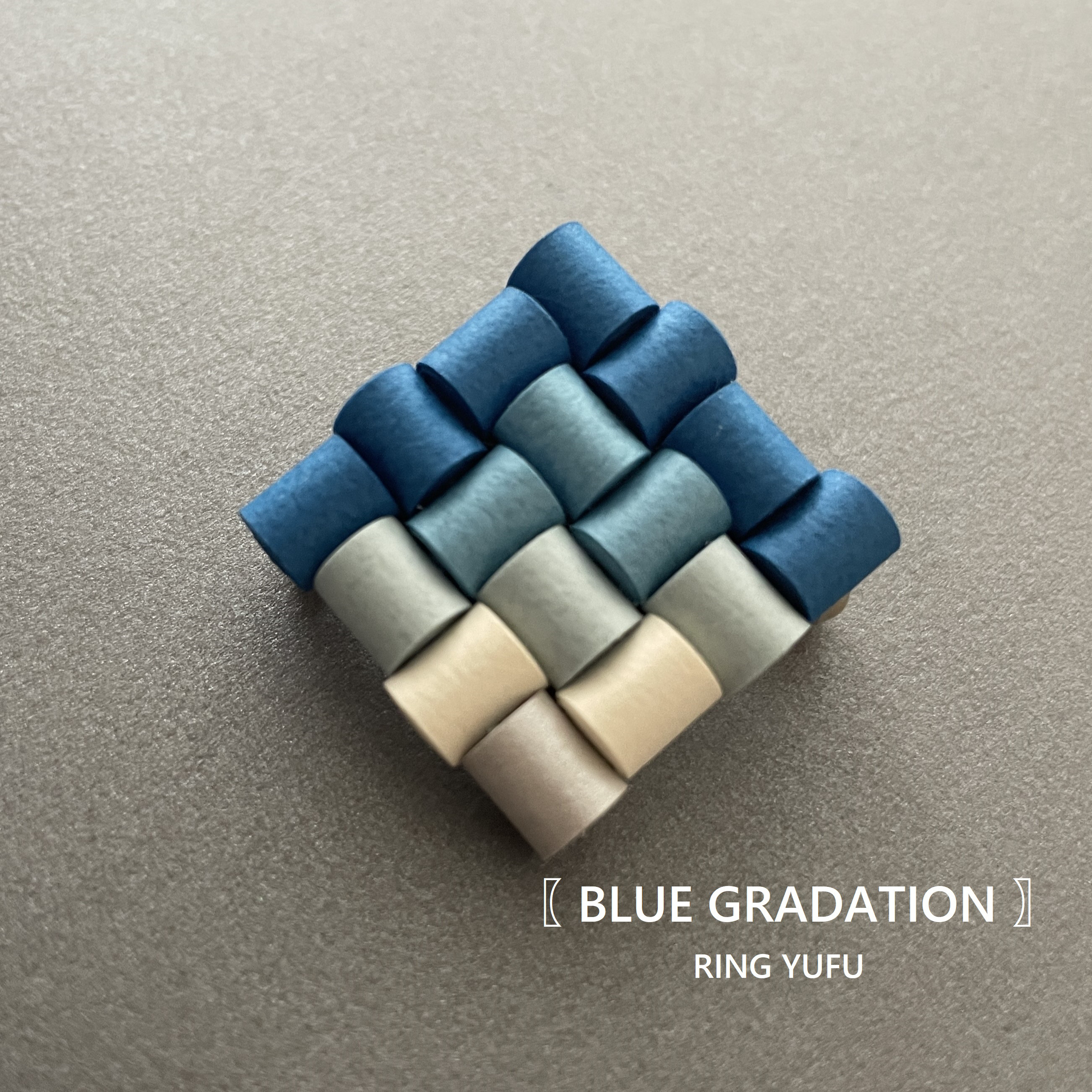 紙で丁寧に作られた グラデーションのブローチ