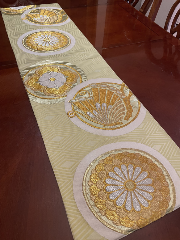 豪華刺繍の袋帯で作った正絹テーブルランナー1653 4枚目の画像