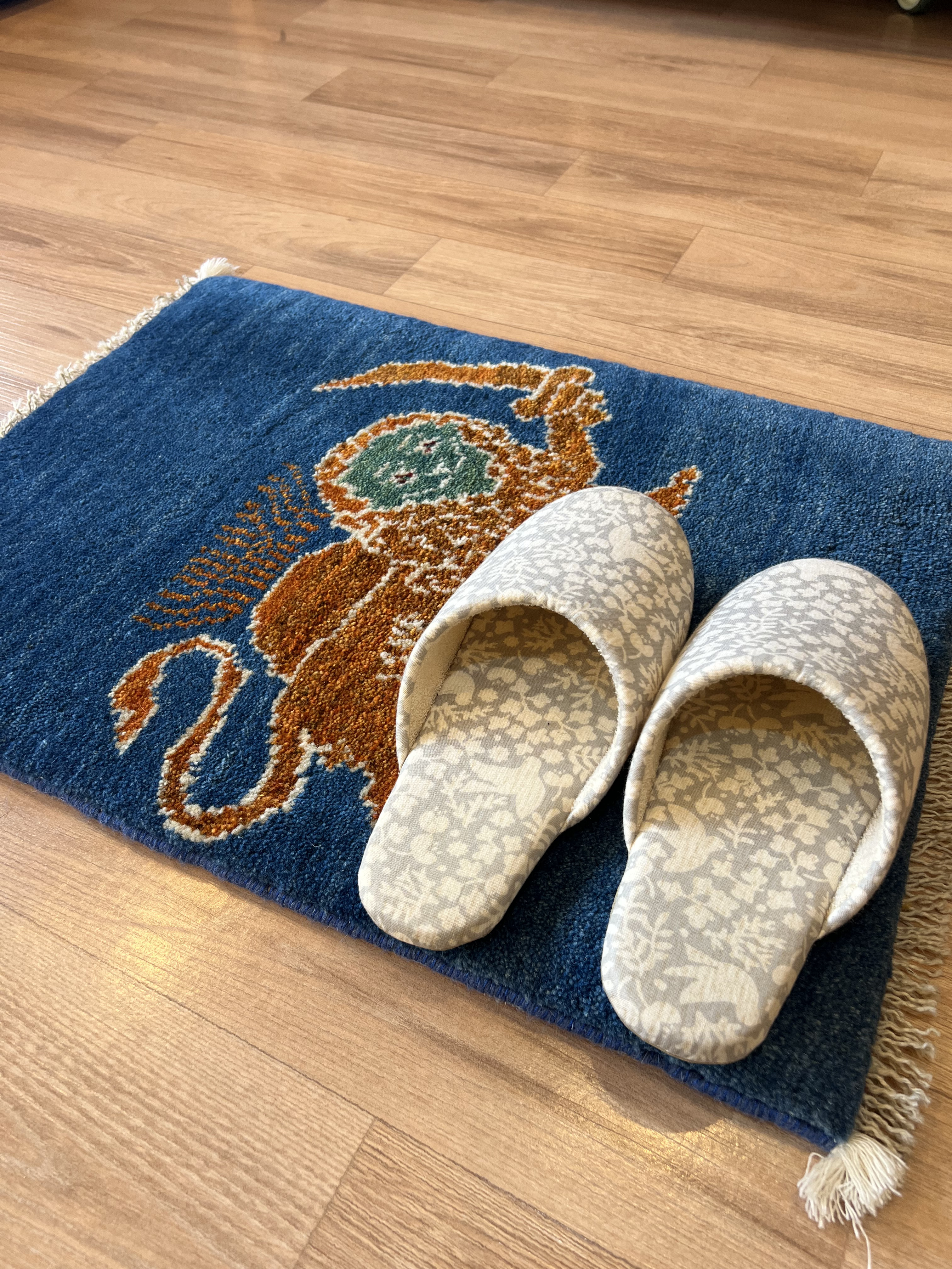 ○送料無料○ギャッベ【60×40】No.549（ライオンギャッベ～剣を持つ