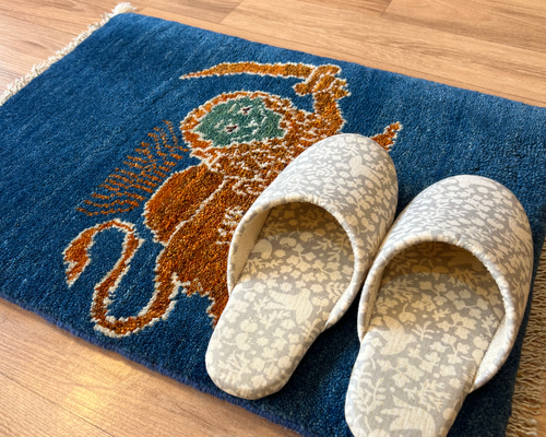 ○送料無料○ギャッベ【60×40】No.549（ライオンギャッベ～剣を持つ