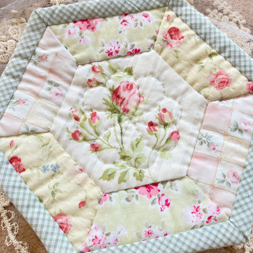 六角形のバラのパッチワークマット パッチワークキルト ハートのキルト