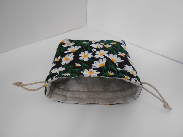 お花の刺繍生地の巾着とポーチセット　　アイボリー　黒 7枚目の画像