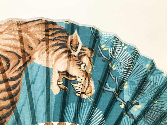 着物扇子　アンティークの絹の着物使用　日本の京都の職人が手仕事で制作　オンリーワン　プレゼントに最適 #55 5枚目の画像