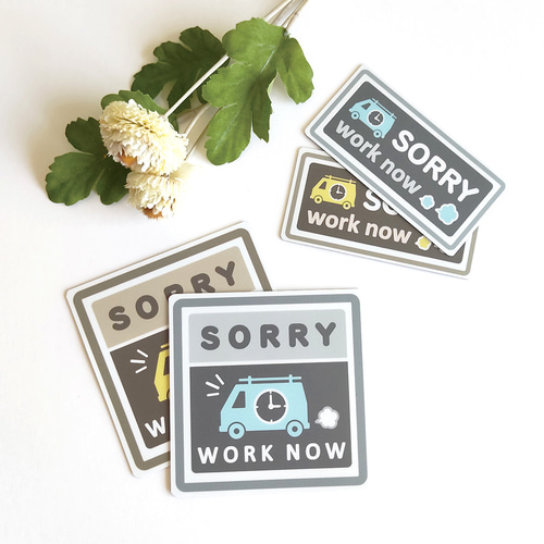 9×9cm【◇SORRY 仕事中 マグネットステッカー/グレー×ブルー】作業中