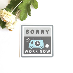 9×9cm【◇SORRY 仕事中 マグネットステッカー/グレー×ブルー】作業中
