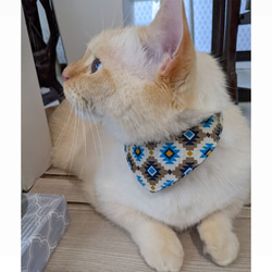 NEW! ブルー系オルテガ柄の猫バンダナ 2枚目の画像