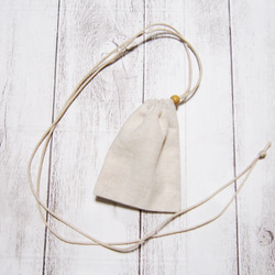 首から下げられる、巾着袋－お守り袋・ストーン入れ☆白紐タイプ【コットンリネンダンガリー】生成り 3枚目の画像