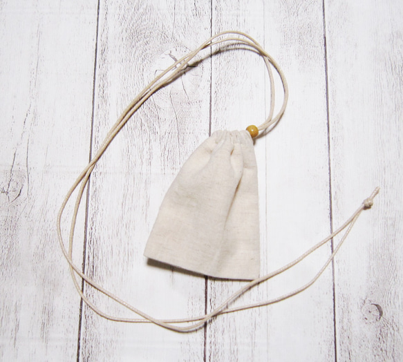 首から下げられる、巾着袋－お守り袋・ストーン入れ☆白紐タイプ【コットンリネンダンガリー】生成り 3枚目の画像
