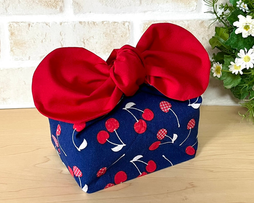 おにぎりポーチ】保冷保温 さくらんぼ柄×赤 リボンのお弁当袋/ポーチ