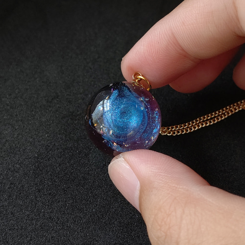ブルーの渦が輝く宇宙玉レジンの球体ネックレス ネックレス