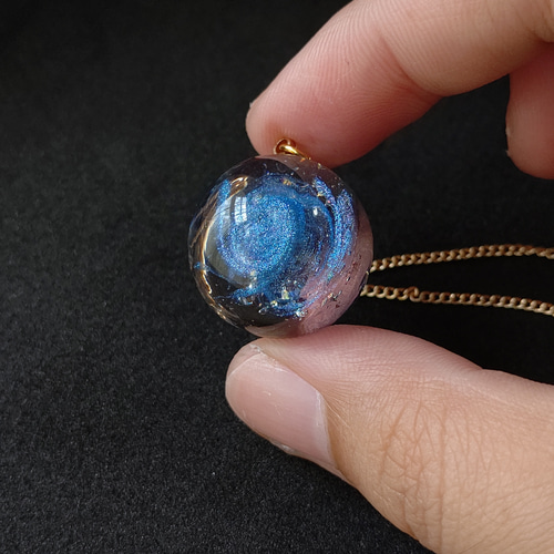 レジン💫クルクル手書きの宇宙渦!幻想的スペースペンダント