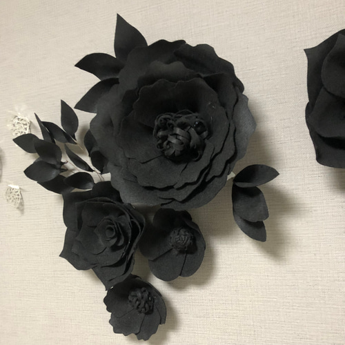 お洒落な黒のウォーフラワー7つセット(葉付き)　フェルトのお花　ウェディングにも G3お洒落な黒のウォールフラワー7つセット(葉っぱ付き) フェルト