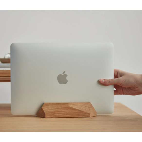 片開き縦型ノートブックスタンド 木製縦型ノートブックスタンド Macbookスタンド 無垢材棚 コンピュータ棚 iPad棚 1枚目の画像