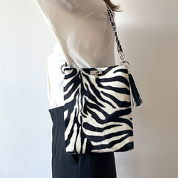 ★大人気★2wayゼブラ柄フェイクファー薄型トート／選べるストラップ＆内布／サコッシュ 4枚目の画像