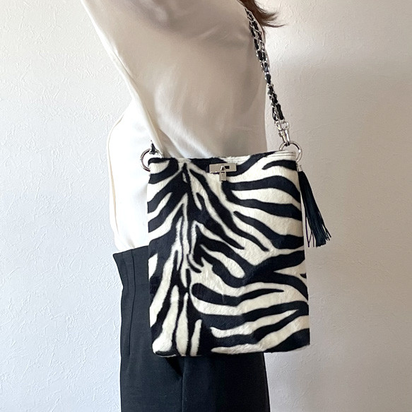 ★大人気★2wayゼブラ柄フェイクファー薄型トート／選べるストラップ＆内布／サコッシュ 4枚目の画像