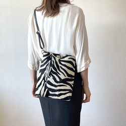 ★大人気★2wayゼブラ柄フェイクファー薄型トート／選べるストラップ＆内布／サコッシュ 13枚目の画像