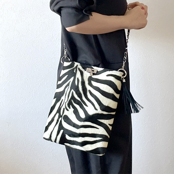 ★大人気★2wayゼブラ柄フェイクファー薄型トート／選べるストラップ＆内布／サコッシュ 1枚目の画像