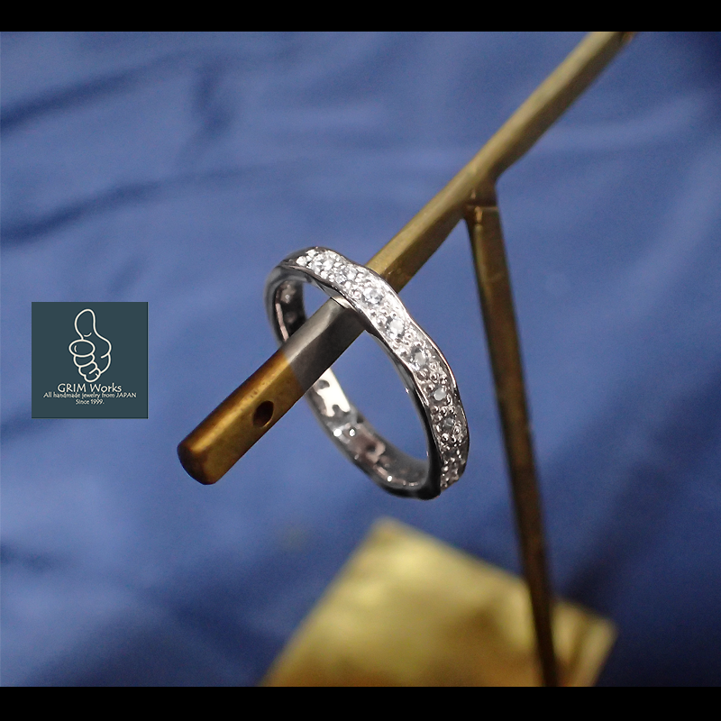 洗練されたシルバーデザインリング エタニティリング 模造ダイヤ キュービック シルバー925 柔らかフォルム サイズあり