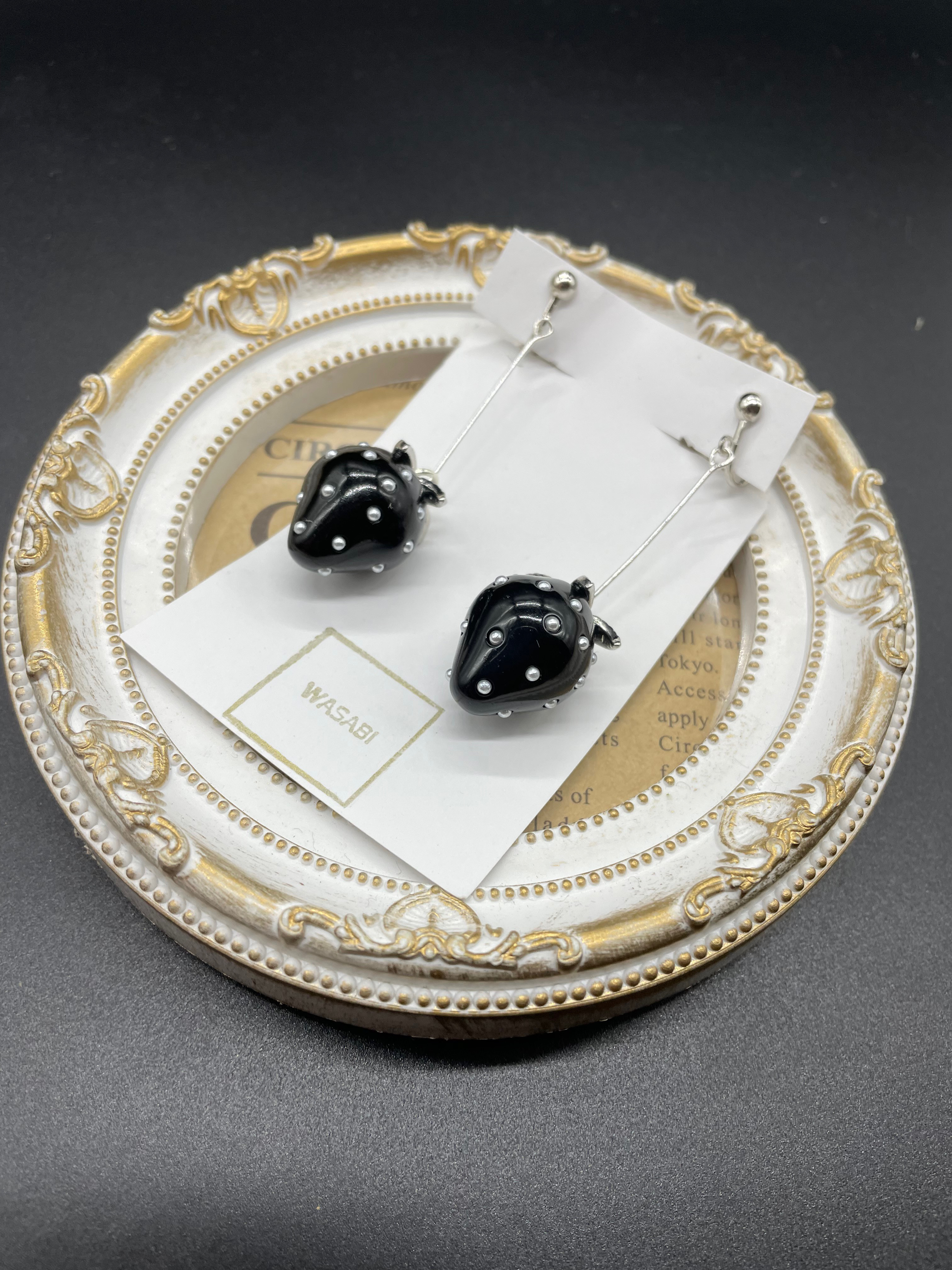 （金属アレルギー対応）黒イチゴの揺れるイヤリング