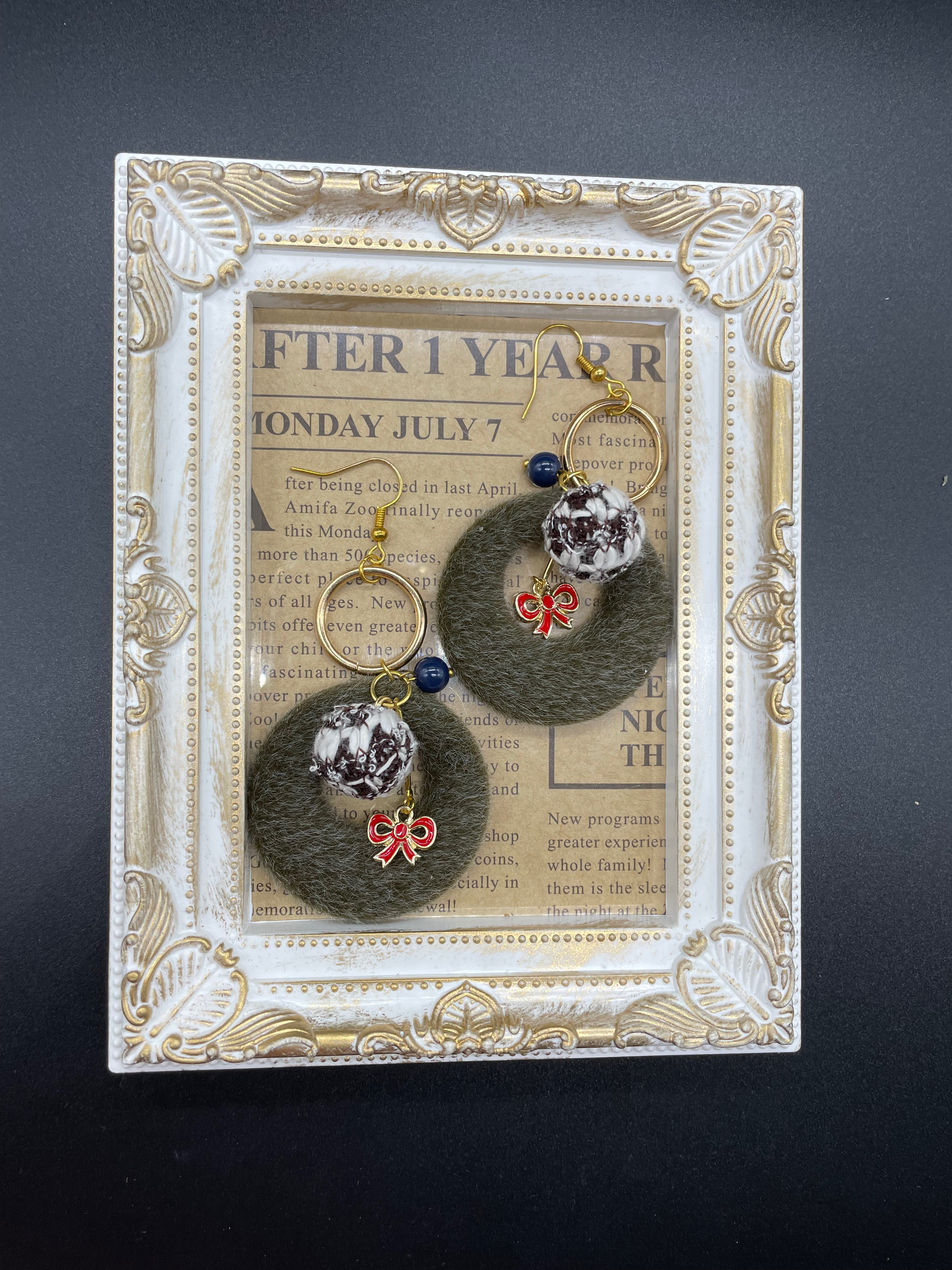 （送料無料）焦茶のポンポンとファーフープのピアス