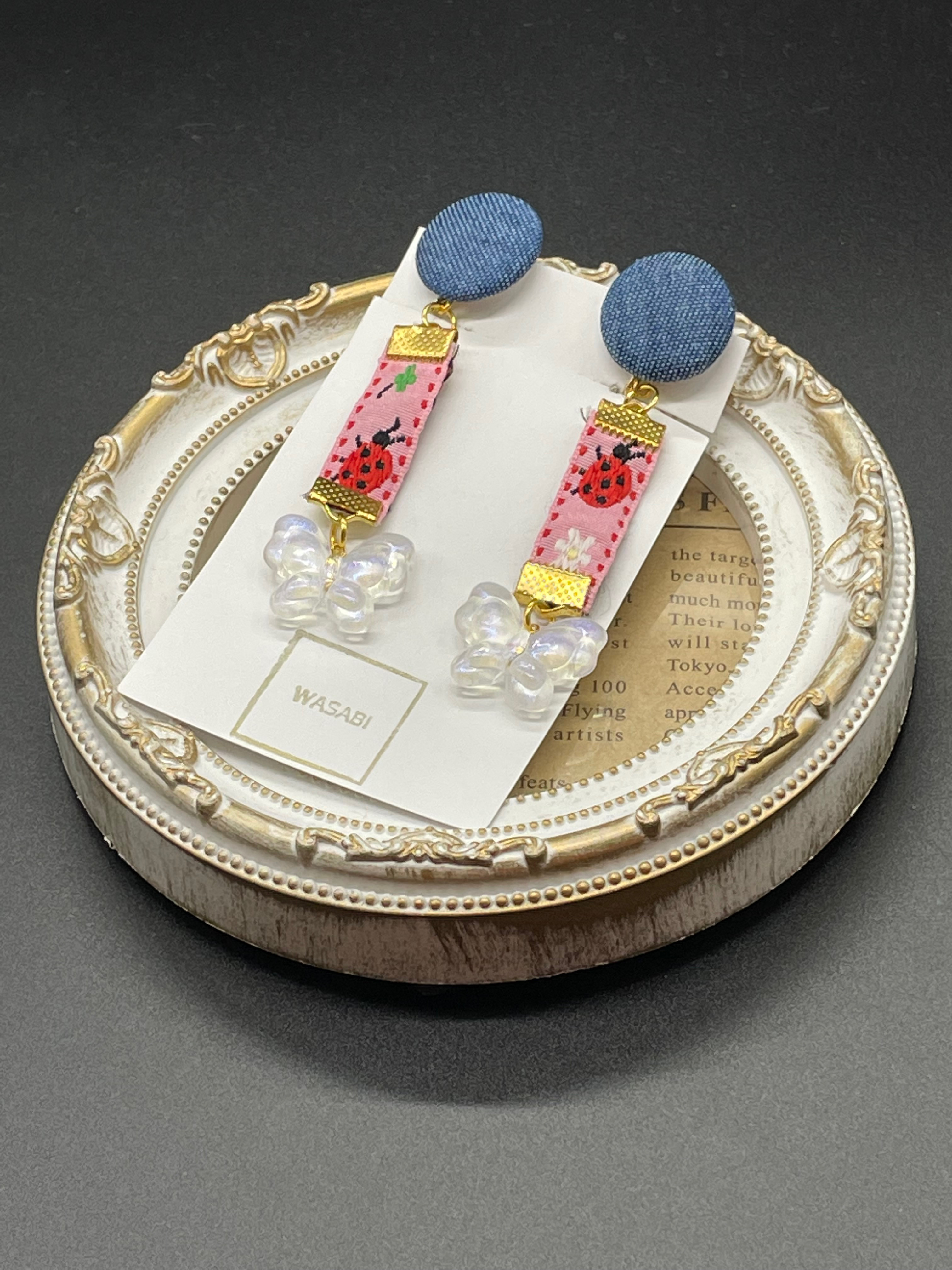 （送料無料）てんとう虫のピンクリボンとオーロラ色の蝶々のイヤリング