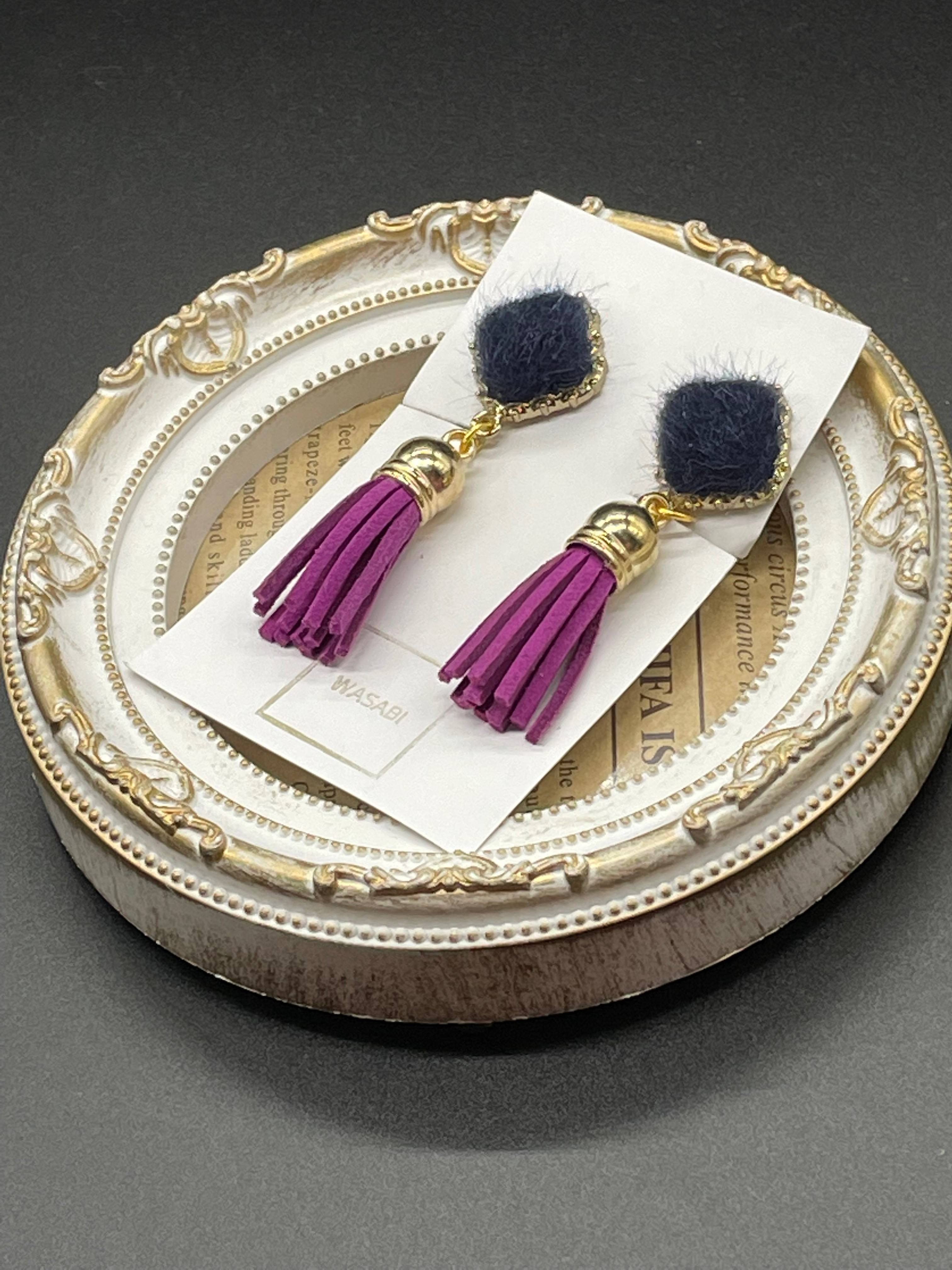 （送料無料）シックなパープルタッセルとネイビーのファーカボションのイヤリング