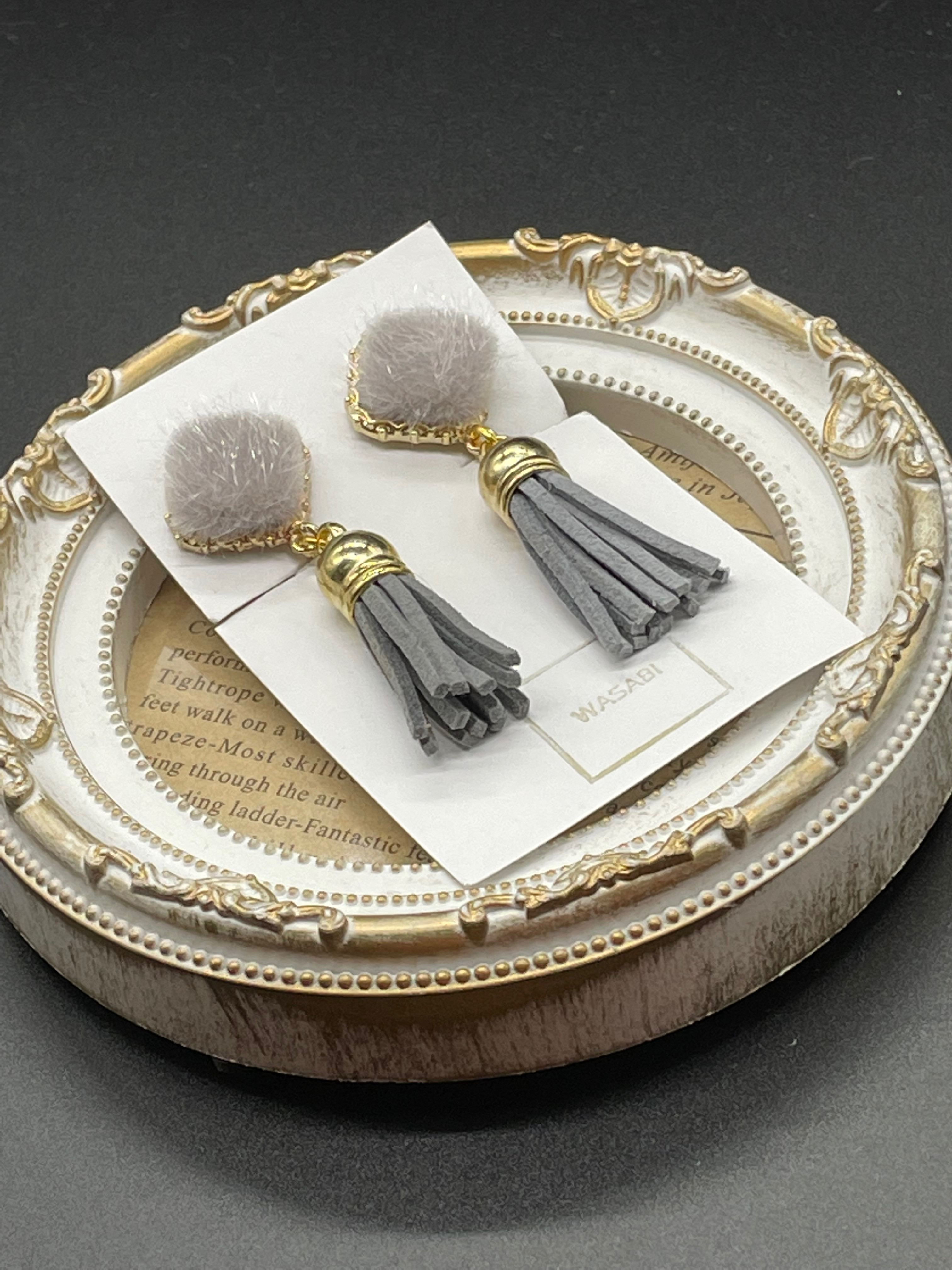 （送料無料）シックなグレーのタッセルとグレーのファーカボションのイヤリング