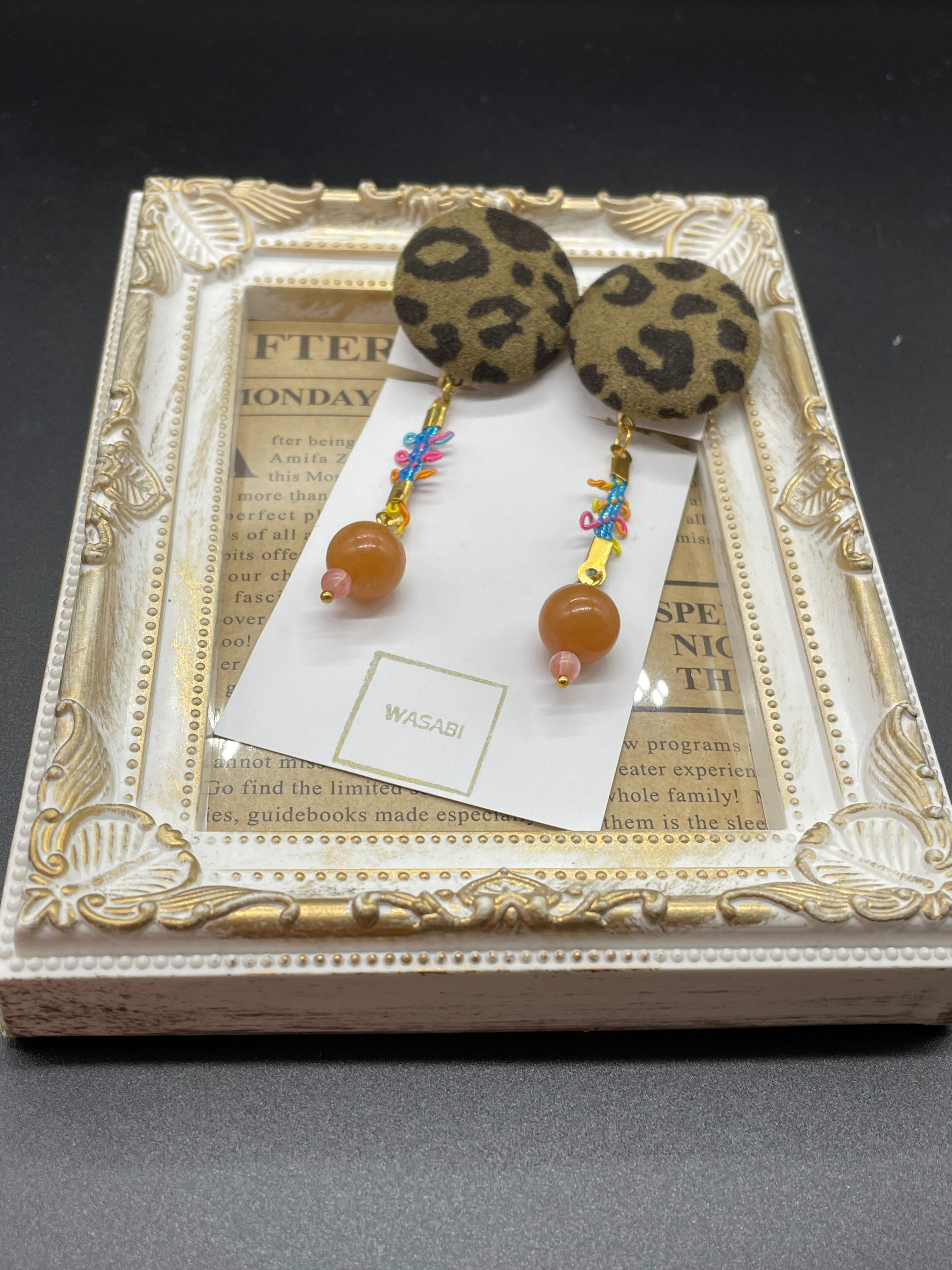 （送料無料）ベロアヒョウ柄カボションと天然石アベンチュリンのイヤリング